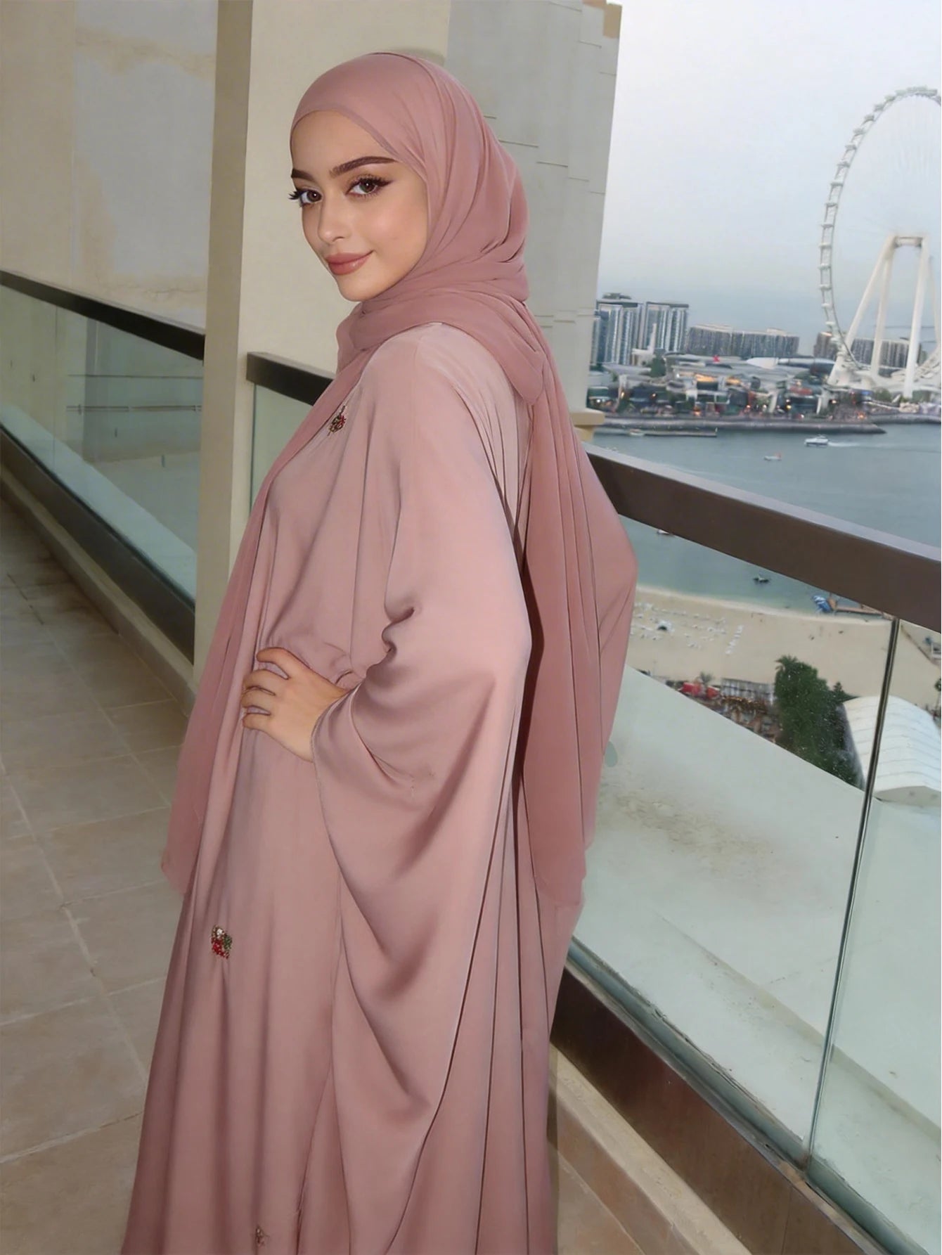 Abaya Rose Brodée Femme – Robe Islamique Manches Chauve-Souris