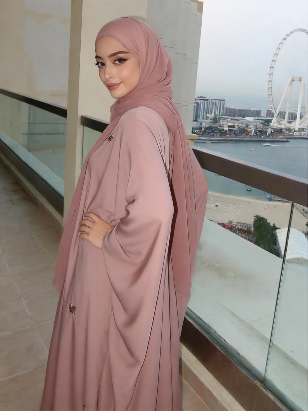 Abaya Rose Brodée Femme – Robe Islamique Manches Chauve-Souris